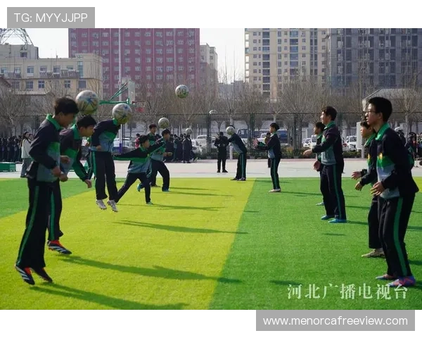 足球牛皮筋进球现象引发热议：弹性球门网成赛场新焦点