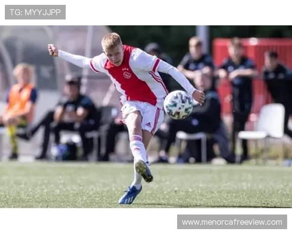 阿贾克斯中路渗透战术近期表现稳健