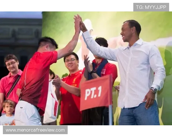 穆西亚拉与球迷的互动方式